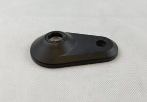 Soikea lattiakiinnike ruuvinreiällä